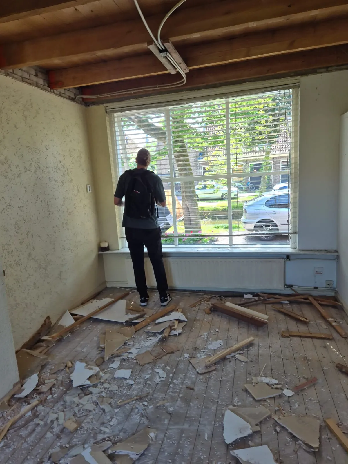 Opname van de binnenzijde van een woning die gestript is voor renovatie